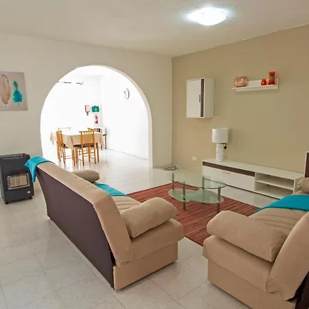 Holiday home Away From Home, Spacious And Close To Amenities *