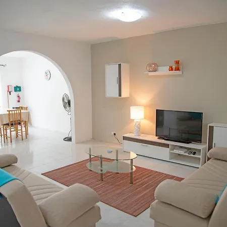 Away From Home, Spacious And Close To Amenities Holiday home