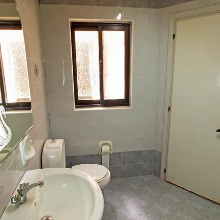 Holiday home Away From Home, Spacious And Close To Amenities